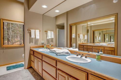 La salle de bains est pourvue de 2 lavabos et d'un grand miroir. dans l'établissement Lazy Pines Lodge, à Black Butte Ranch