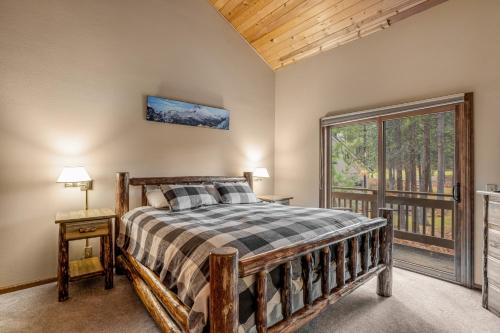 - une chambre avec un lit et une grande fenêtre dans l'établissement Lazy Pines Lodge, à Black Butte Ranch