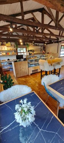 聖若阿金的住宿－Snow Valley Eco Lodge，配有桌椅和厨房的房间