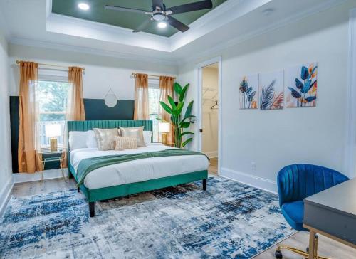 een slaapkamer met een bed en een blauwe stoel bij Downtown escape: Lakes & Parks - 20min to Airport in Tallahassee