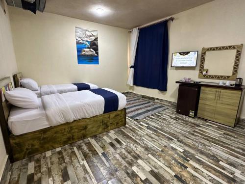 Łóżko lub łóżka w pokoju w obiekcie ACHERTOD NUBIAN HOTEL
