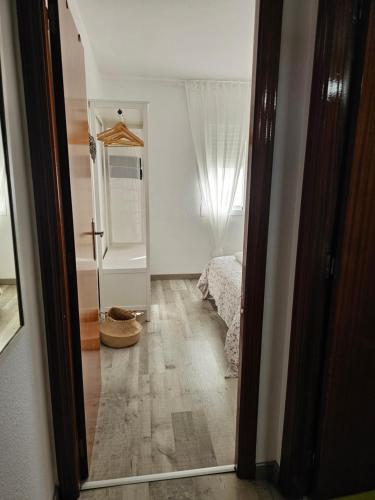 um quarto com um quarto com uma cama e uma janela em Apartamentos La Mar em Altea