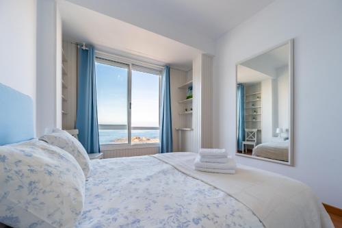 sypialnia z łóżkiem i widokiem na ocean w obiekcie Fee4Me Piso en primera linea en Caion w mieście Laracha