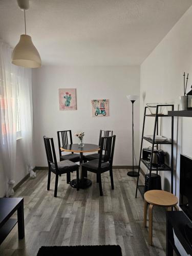 a dining room with a table and chairs at Apartamentos La Mar in Altea
