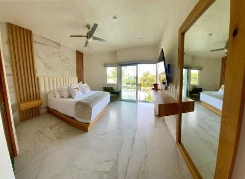 ein großes Schlafzimmer mit einem Bett und einem großen Spiegel in der Unterkunft Hotel Azomalli in Xochitepec