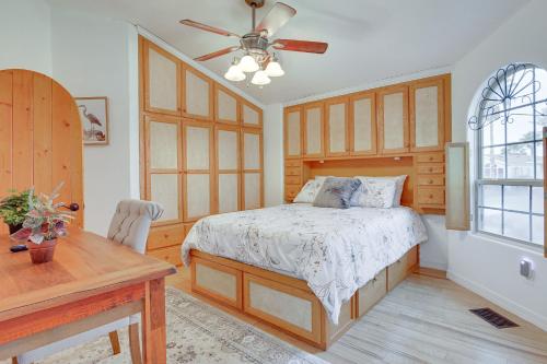 1 dormitorio con cama, escritorio y ventana en Canal-Front Port Isabel Cottage 5 Mi to Beach!, en Port Isabel