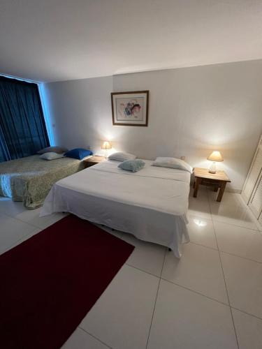 Habitación de hotel con 2 camas y 2 lámparas en Suite Résidence Mont Vernon, en Orient Bay French St Martin