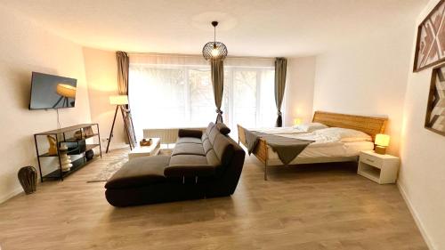 - un salon avec un canapé et un lit dans l'établissement Wohnung in Linden - Stadtleben - 68qm, Küche, Bad, 2 Balkons, 5 Personen, WIFI, à Hanovre