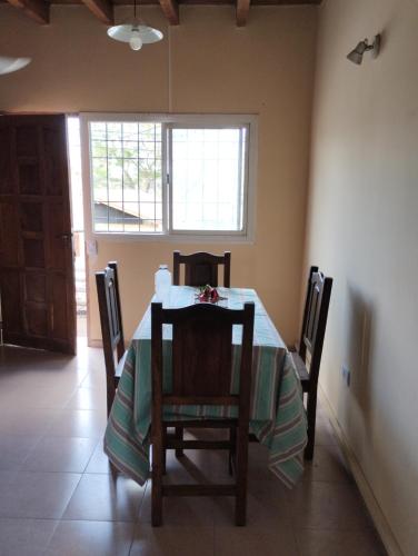 een eetkamer met een tafel en stoelen en een raam bij Departamento Mendoza in Villa Hipódromo