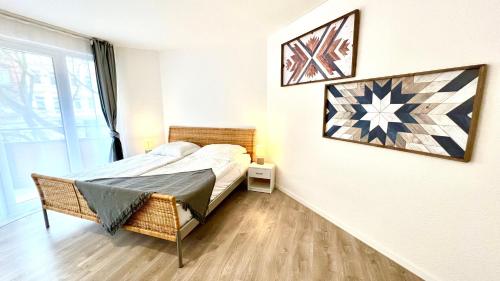 a bedroom with a bed and a picture on the wall at Wohnung in Linden - Stadtleben - 68qm, Küche, Bad, 2 Balkons, 5 Personen, WIFI in Hannover