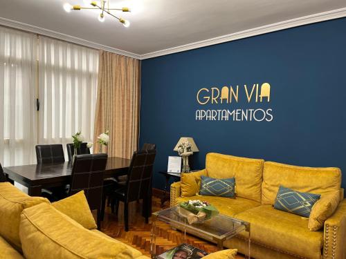 サラマンカにあるApartamentos Gran Viaのリビングルーム(黄色のソファ付)、ダイニングルーム