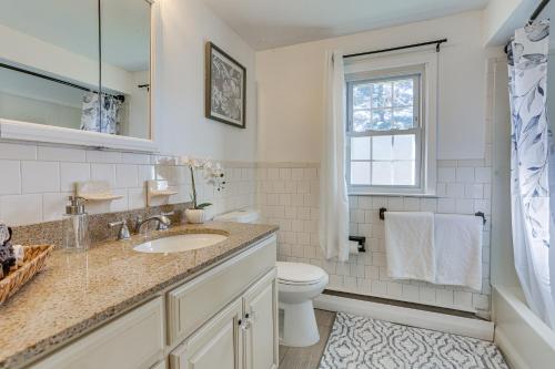 baño con lavabo y aseo y ventana en New Windsor Vacation Rental with Private Yard, en New Windsor