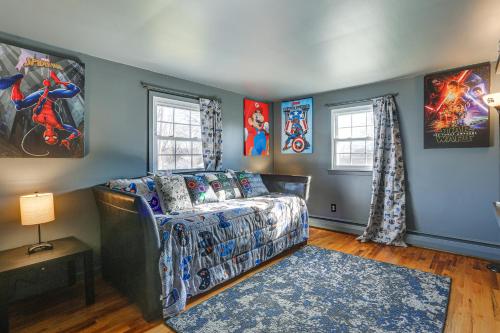 新溫莎的住宿－New Windsor Vacation Rental with Private Yard，带沙发的客厅和部分窗户。