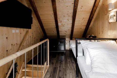 a room with a bed and a tv in a cabin at Apartmán Bruno so saunou in Demanovska Dolina