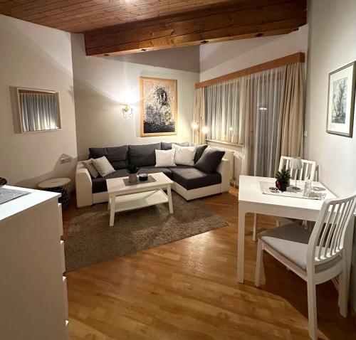Landhaus Solaris في لوتاش: غرفة معيشة مع أريكة وطاولة