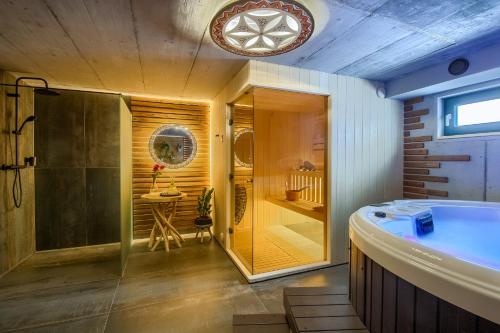 La salle de bains est pourvue d'une douche, d'une baignoire et d'un lavabo. dans l'établissement Apartamenty Dubacik, à Tylicz