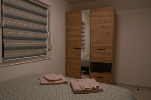 sypialnia z łóżkiem z lustrem i komodą w obiekcie CASA VERDE w mieście Vrdnik