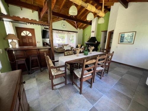 a kitchen and dining room with a table and chairs at ESPINILLO 773 a 80 mts DEL GOLF CARILO in Ostende