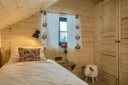 - une chambre avec un lit et une fenêtre dans l'établissement Apartamenty Dubacik, à Tylicz