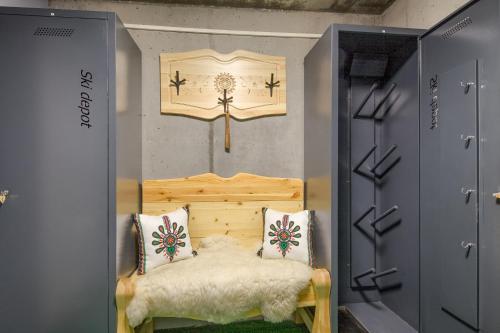 a room with a bed with pillows and an umbrella at Apartamenty Dubacik in Tylicz