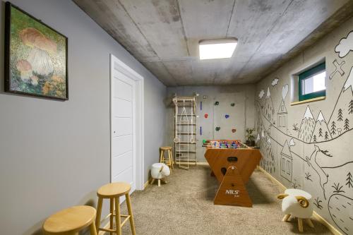 a childs room with a table and stools at Apartamenty Dubacik in Tylicz