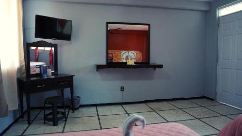 a bedroom with a mirror and a desk and a bed at Hotel Murallas 231 in Campeche