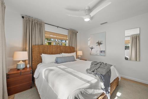ein Schlafzimmer mit einem großen Bett und einem Fenster in der Unterkunft Blue Coral Beach House in Holmes Beach