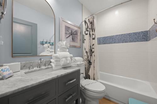 ein Bad mit einem Waschbecken, einem WC und einer Dusche in der Unterkunft Blue Coral Beach House in Holmes Beach