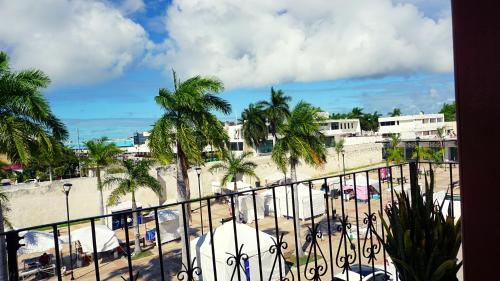 a view of a parking lot with palm trees and buildings at Hotel Murallas 231 in Campeche