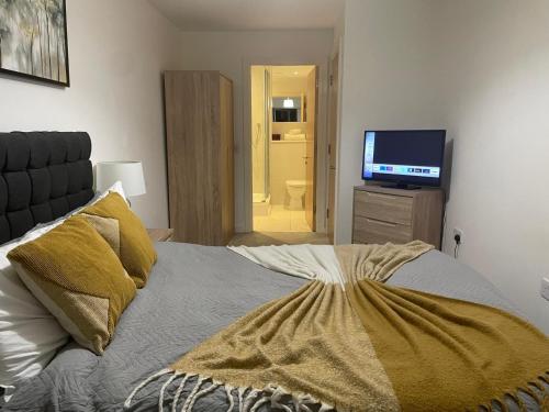 Schlafzimmer mit einem Bett und einem Flachbild-TV in der Unterkunft City centre apartment in Manchester