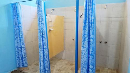 Bathroom sa Hostel,Dormis y Camping Costa Bolsón