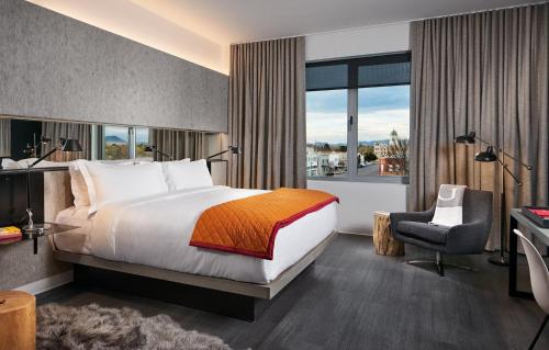 una camera d'albergo con letto e scrivania di Hotel Saint George a Marfa