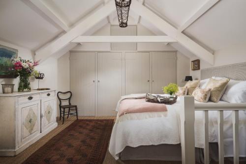 sypialnia z łóżkiem i białym sufitem w obiekcie Hawthorn Cottage at Collihole w mieście Newton Abbot