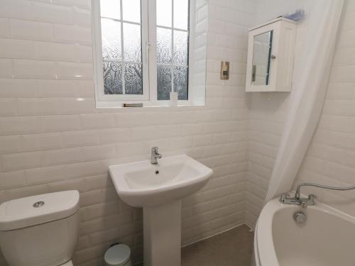 ein weißes Badezimmer mit Waschbecken und Toilette in der Unterkunft Quarry Cottage in Buxton