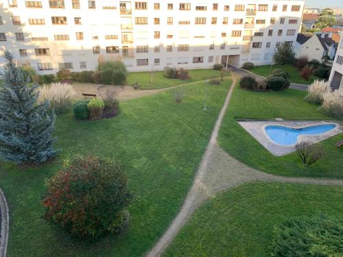 - une vue aérienne sur une cour avec une piscine dans l'établissement Chambre dans appartement, à Bagneux