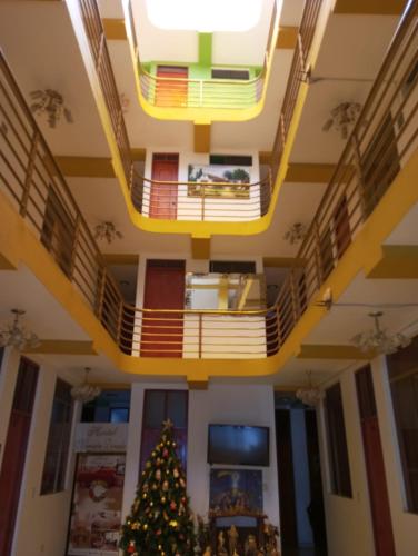 Un árbol de Navidad en medio de una habitación en Hostal Mansion Dorada, en Tacna