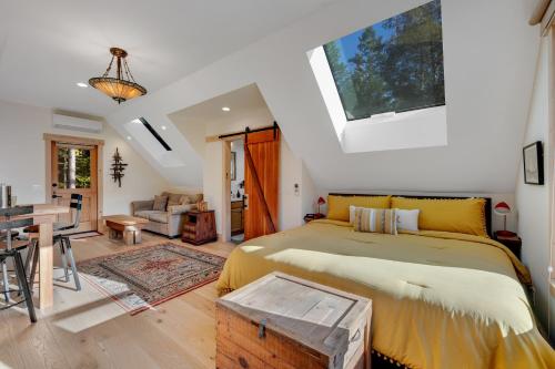 1 dormitorio con 1 cama extragrande y tragaluz en Mendocino Redwood Retreat - Sunrise Cottage, en Albion