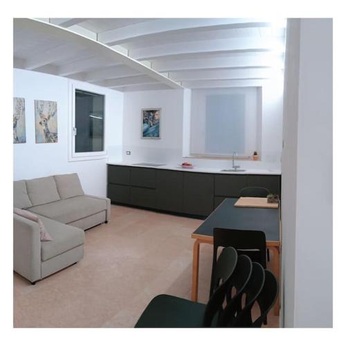 een woonkamer met een bank en een tafel bij skuderia bologna in Bologna
