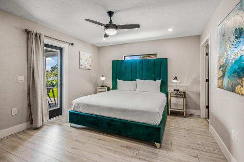 een slaapkamer met een bed en een plafondventilator bij Coral Shores in Bradenton