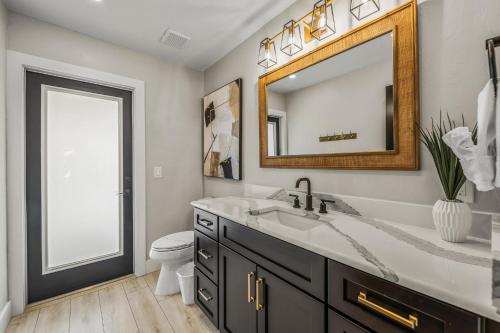 een badkamer met een wastafel en een spiegel bij Coral Shores in Bradenton