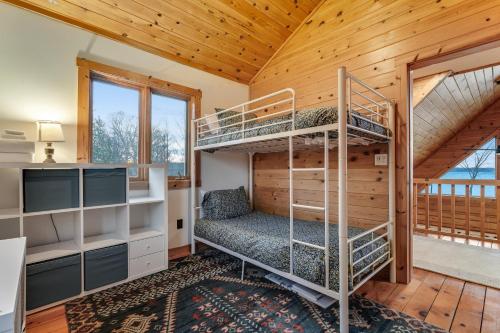 a bedroom with bunk beds in a cabin at Sunset Hideaway in Isle la Motte
