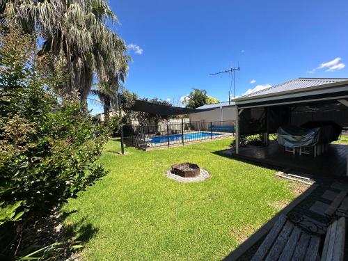 Κήπος έξω από το Anglers Paradise Yarrawonga