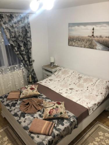 - une chambre avec un lit et une photo sur le mur dans l'établissement Apartament în regim hotelier familie, à Vatra Dornei