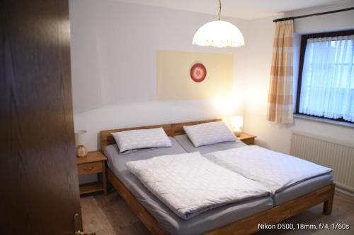 ein Schlafzimmer mit einem Bett mit zwei Kissen darauf in der Unterkunft FeWo Lüneburger Heide - Minni in Bad Bevensen