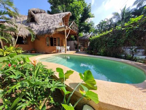 una casa con piscina frente a una casa en El Manguito, en Sayulita