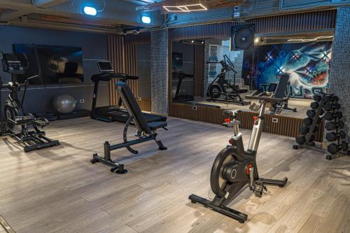 einen Fitnessraum mit mehreren Trainingsgeräten in einem Raum in der Unterkunft Luxury Suites Prana By Cadissa in Medellín