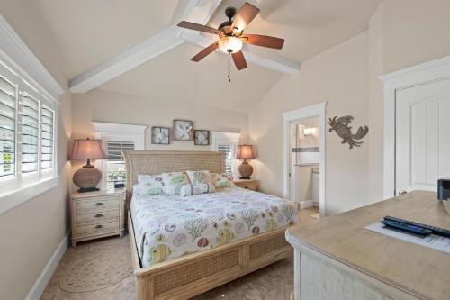 1 dormitorio con 1 cama y ventilador de techo en Egrets Nest, en Holmes Beach