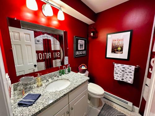 ein rotes Badezimmer mit einem Waschbecken und einem WC in der Unterkunft R20 luxury ski-in/out townhome in Bretton Woods next to beginner ski trail! in Bretton Woods