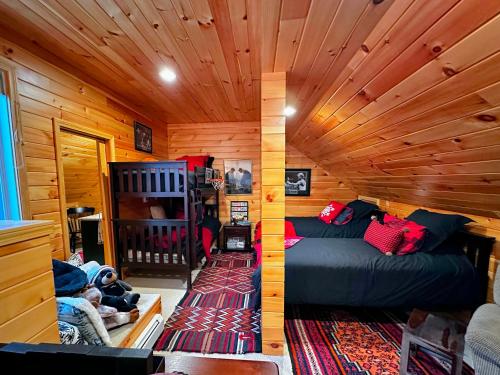 1 dormitorio con 1 cama en una cabaña de madera en R20 luxury ski-in/out townhome in Bretton Woods next to beginner ski trail!, en Bretton Woods