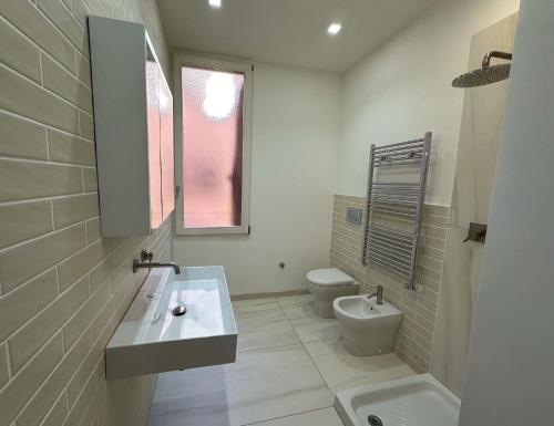 uma casa de banho com um lavatório e um WC em whouse large suite apartment indipendenza em Bolonha